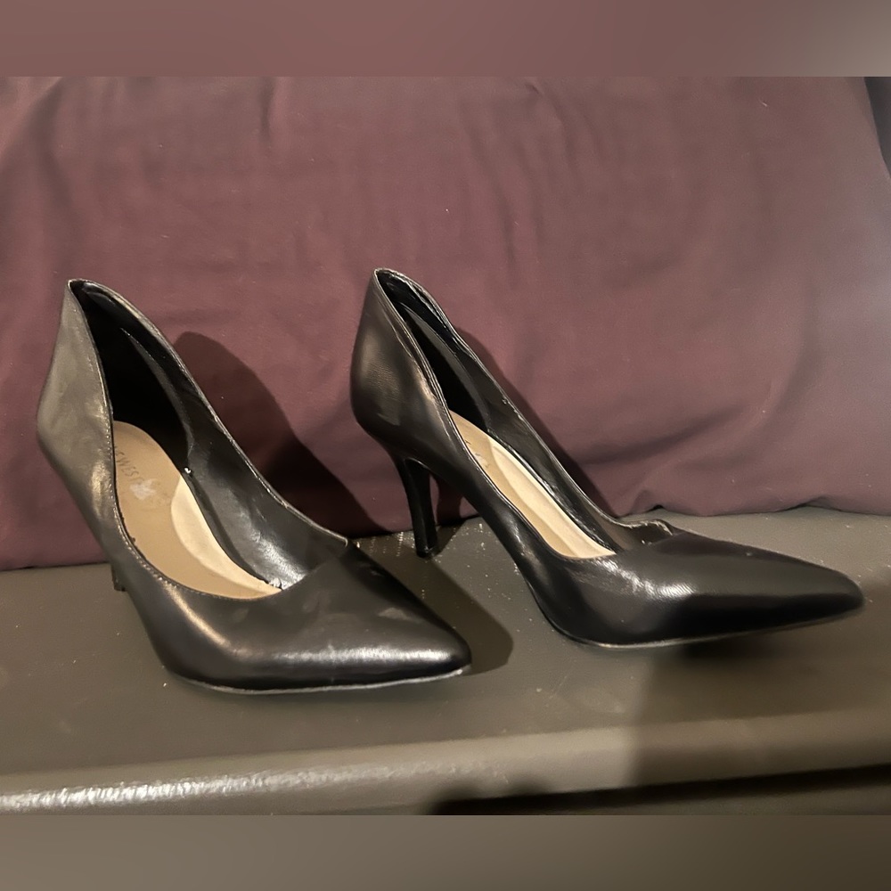 Nine West black pumps